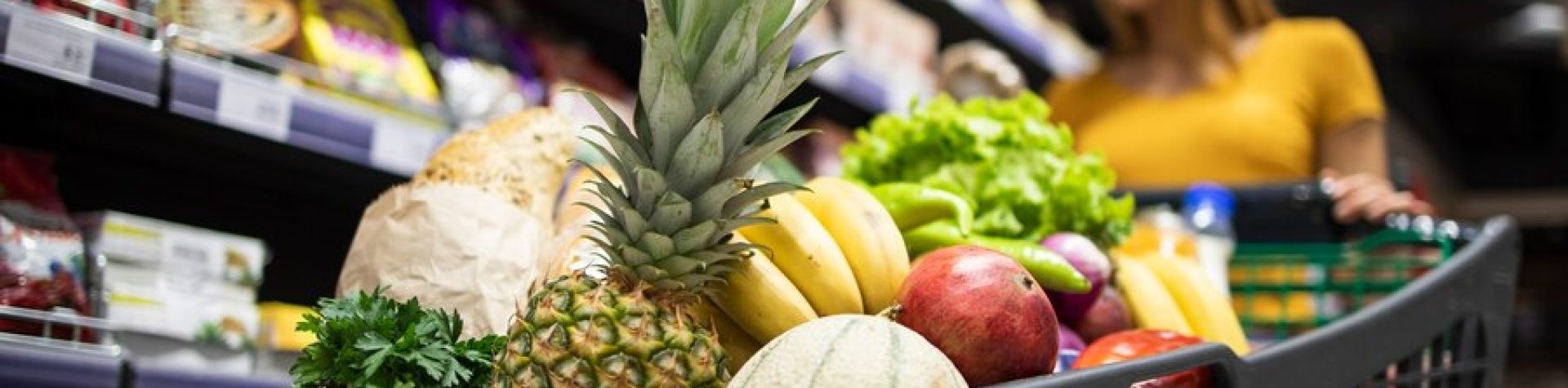 vista-de-perto-do-carrinho-de-compras-sobrecarregado-de-comida-enquanto-uma-pessoa-feminina-escolhe-produtos_342744-1133-qdol3uhj26kcsd1vjzmpkjrh9djpy8sl4pa3qzvqfi